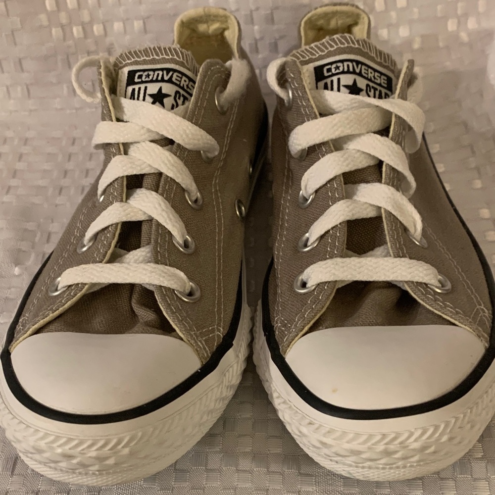 Converse All Star kid’s grey low rise sneakers, size 1.